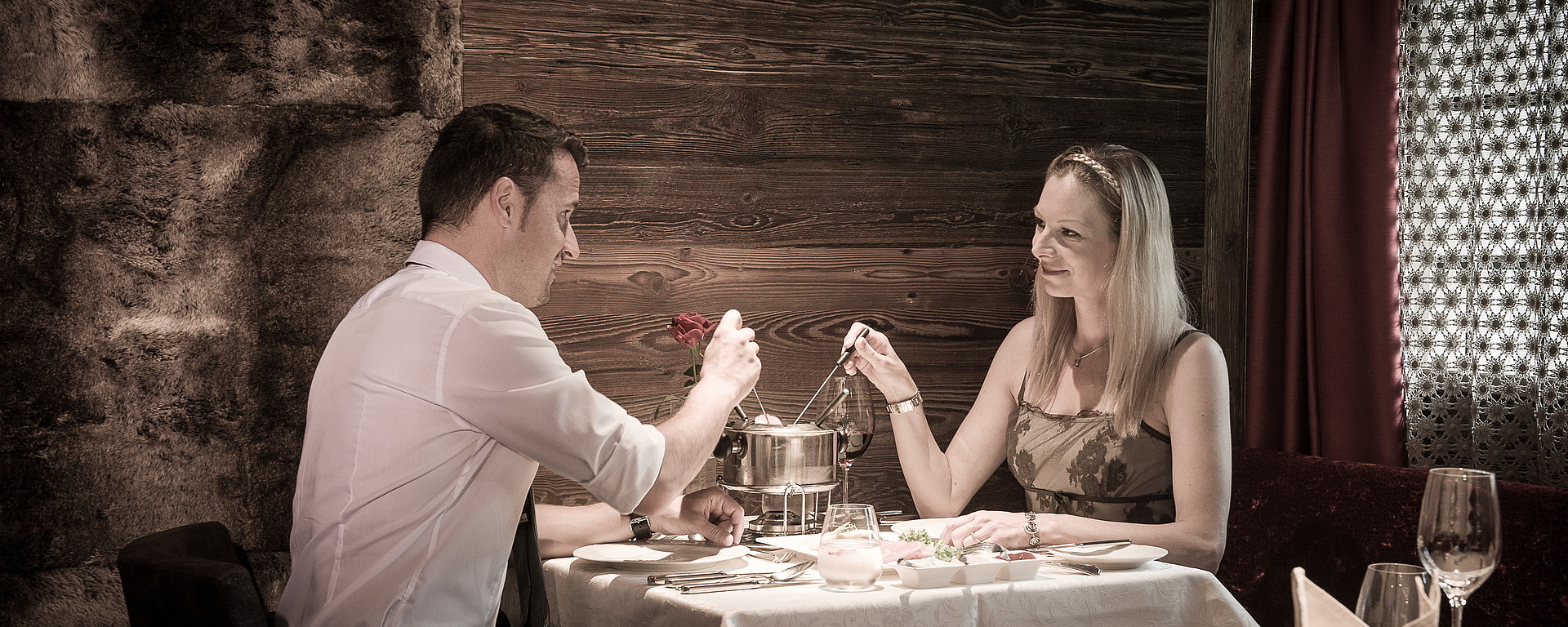 Paar beim Candle Light Dinner im Kuschelhotel Winzer im Salzkammergut