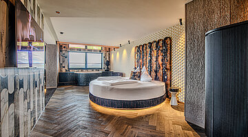 Wolke 7 mit Rundbett und Whirlpool Wolke 7 im Hotel Winzer mit rundem Doppelbett, privatem Whirlpool und großzügigem Wohn- und Schlafbereich für zwei