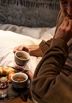 Frühstück im Bett in einem Zimmer des romantischen Hotels Winzer