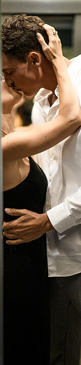 Pärchen im Aufzug des Adults-only-Hotel Winzer in Österreich