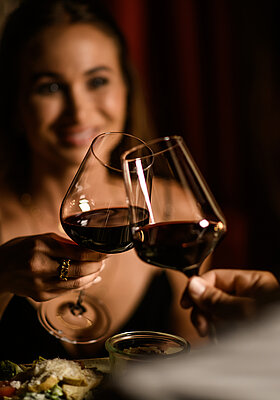 Frau mit Wein am Foodsharing-Tisch im Adults Only Hotel Winzer