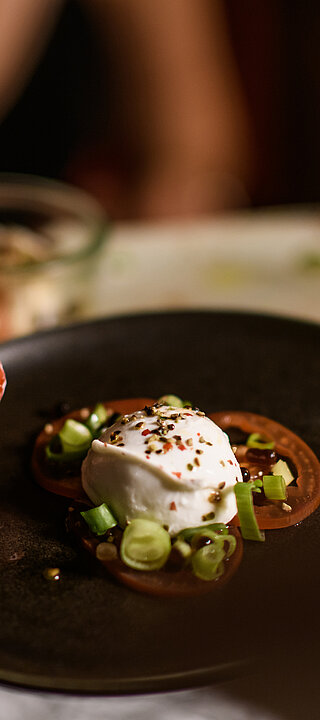 Frisch zubereitetes Gericht im Adults Only Hotel Winzer