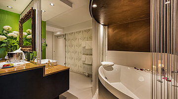 Badezimmer im Doppelzimmer Glamourstyle im Hotel Winzer
