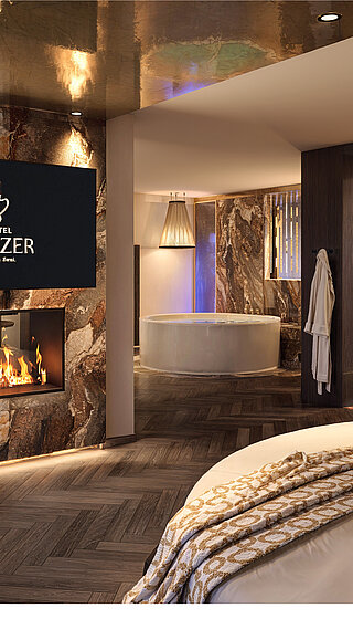 Perspektive vom kreisförmigen Bett aus auf die „Hotel Winzer“-Wellness-Suite. Links hängt ein korbartiger Schaukelsessel vor einer dramatischen Marmorwand, die einen eingebauten Kamin und einen Fernseher enthält, der den Text „HOTEL WINZER“ anzeigt. Rechts befindet sich eine private Sauna mit Glasfront, Holzbänken und einem hängenden Bademantel. Durch einen Durchgang im Hintergrund ist die freistehende Badewanne zu sehen. Dunkler Holzboden und goldene Akzente an der Decke mit Spotlights schaffen eine edle Atmosphäre.