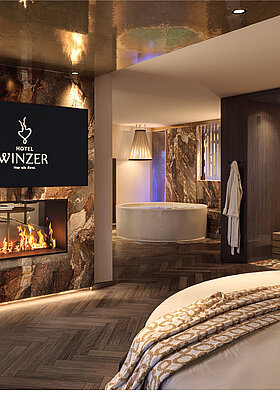 Perspektive vom kreisförmigen Bett aus auf die „Hotel Winzer“-Wellness-Suite. Links hängt ein korbartiger Schaukelsessel vor einer dramatischen Marmorwand, die einen eingebauten Kamin und einen Fernseher enthält, der den Text „HOTEL WINZER“ anzeigt. Rechts befindet sich eine private Sauna mit Glasfront, Holzbänken und einem hängenden Bademantel. Durch einen Durchgang im Hintergrund ist die freistehende Badewanne zu sehen. Dunkler Holzboden und goldene Akzente an der Decke mit Spotlights schaffen eine edle Atmosphäre.