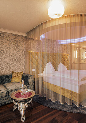 Doppelzimmer Emotion mit gemütlichem Bett im Romantik-Wellnesshotel Winzer