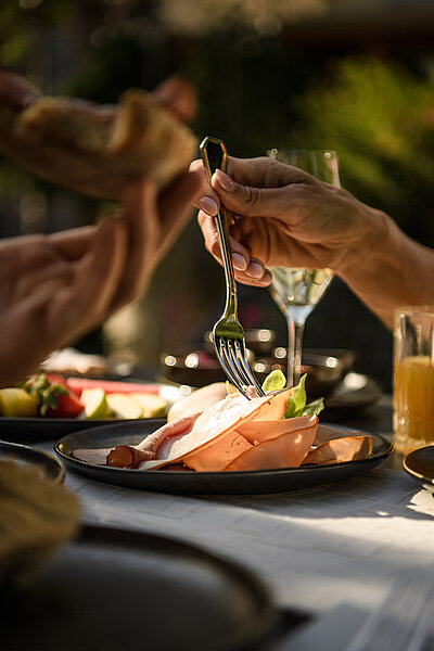 Frisches Frühstück auf der Terrasse im Adults Only Hotel Winzer