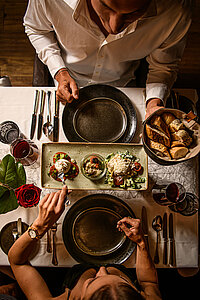 Paar genießt Speisen am Foodsharing-Tisch im Hotel Winzer