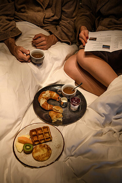 Frühstück im Bett in einem Zimmer des romantischen Hotels Winzer