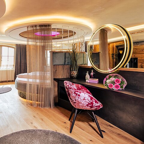 60 m² nur für euch zwei. Ein großer Whirlpool für sprudelnde Momente. Und ganz viel Platz, um runterzukommen, durchzuatmen, nah zu sein.