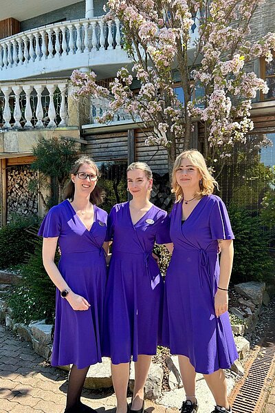 Hallo Frühling! Unsere Rezeptionistinnen strahlen ab heute nicht nur mit ihrem Lächeln, sondern auch wieder in ihren hübschen Kleidern!