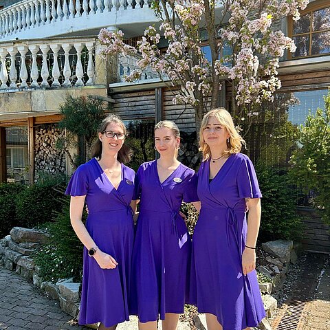 Hallo Frühling! Unsere Rezeptionistinnen strahlen ab heute nicht nur mit ihrem Lächeln, sondern auch wieder in ihren hübschen Kleidern!