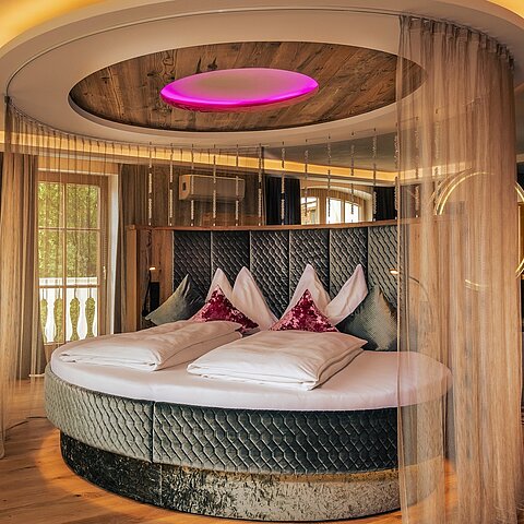 60 m² nur für euch zwei. Ein großer Whirlpool für sprudelnde Momente. Und ganz viel Platz, um runterzukommen, durchzuatmen, nah zu sein.