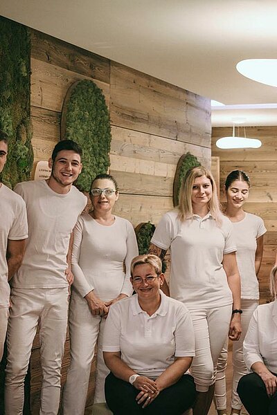 Dürfen wir vorstellen: unser Housekeeping Team ️ Mit viel Freude und Liebe zum Detail kümmert sich unsere Hausdame Christiane mit ihrem Team um die Sauberkeit des gesamten Hotels.