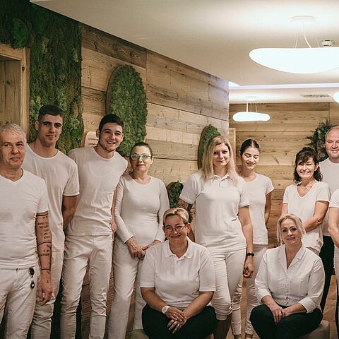 Dürfen wir vorstellen: unser Housekeeping Team ️ Mit viel Freude und Liebe zum Detail kümmert sich unsere Hausdame Christiane mit ihrem Team um die Sauberkeit des gesamten Hotels.