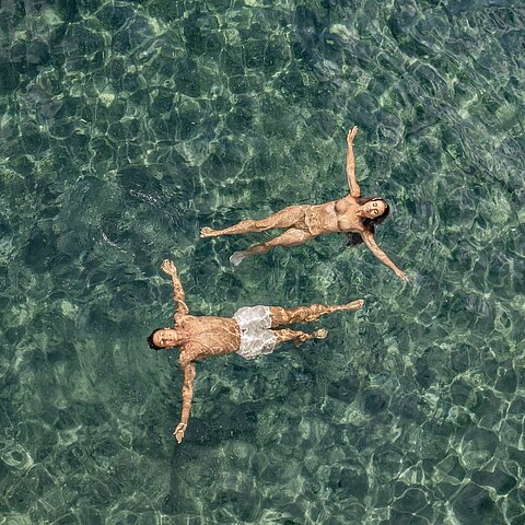 Die Sonne kommt Die Vorfreude auf unsere Outdoor-Wellnessoasen wächst! Und unser Outdoor-Bereich wird wieder zu genau dem Ort, den man nicht verlassen will.