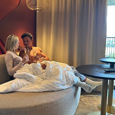Langsam wach werden. Noch ein bisschen liegen bleiben. Frühstück im Zimmer, Private Spa Momente und ein gemeinsamer Abstecher ins Gym. ️️ Kein Stress. Kein Plan. Einfach Zeit füreinander.