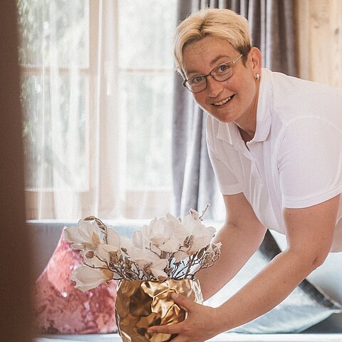Heute stellen wir euch unsere liebe Christiane vor! Christiane leitet unser Housekeeping-Team und sorgt dafür, dass jedes Zimmer für unsere Gäste blitzblank und einladend ist.