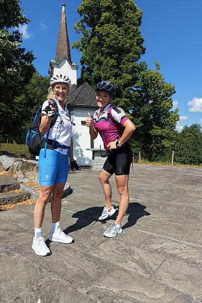 Wer sagt eigentlich, dass Recherche keinen Spaß machen darf?Ivana, Conny und Vanessa (hinter der Kamera) waren auf Tour und testen die schönsten Radstrecken rund um den Attersee.️ So können wir...