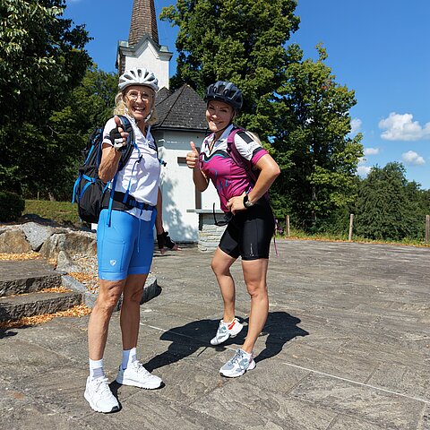 Wer sagt eigentlich, dass Recherche keinen Spaß machen darf?Ivana, Conny und Vanessa (hinter der Kamera) waren auf Tour und testen die schönsten Radstrecken rund um den Attersee.️ So können wir...