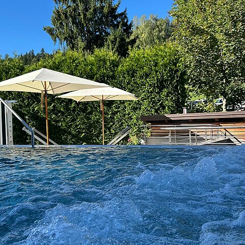 Die letzten warmen Sonnenstrahlen genießen. In Ruhe ein Buch am Pool lesen. Einen Kakao schlürfen und etwas Süßes dazu. Im Spa abschalten und den Alltag für einen Moment ganz weit weg lassen.