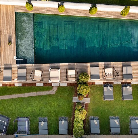 Die Sonne kommt Die Vorfreude auf unsere Outdoor-Wellnessoasen wächst! Und unser Outdoor-Bereich wird wieder zu genau dem Ort, den man nicht verlassen will.