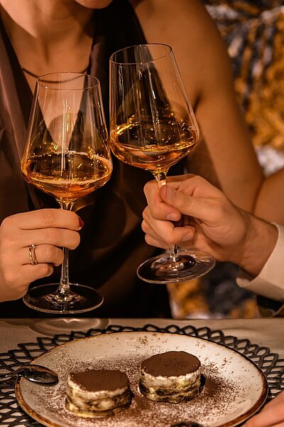 Dinner for Two. Mit besten Zutaten zubereitet, liebevoll serviert und mit viel Zeit zum Genießen und Teilen. #nurwirzwei #hotelwinzer #dinnerfortwo #nightout