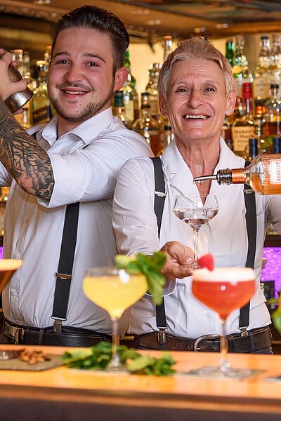 Peter & Andrea – Das Dreamteam hinter unserer Bar! Sie sorgen für gute Laune, großartige Drinks und unvergessliche Abende. #teamwinzers #MarksNYBar #DreamTeam #gastro #barlife #barkeeperlife