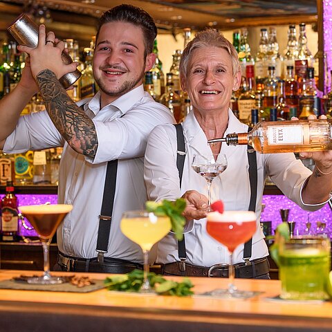Peter & Andrea – Das Dreamteam hinter unserer Bar! Sie sorgen für gute Laune, großartige Drinks und unvergessliche Abende. #teamwinzers #MarksNYBar #DreamTeam #gastro #barlife #barkeeperlife