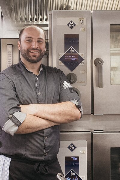 Unser Küchenchef Robert – eine Seltenheit vor der Kamera! Doch in der Küche ist er in seinem Element und sorgt täglich dafür, dass alles rund läuft und köstliche Speisen auf die Teller kommen. ‍ ...