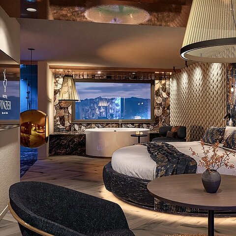 Stellt euch vor: Rundbett, Kaminfeuer, Whirlpool – und euer eigener Kinosaal. Genau solche Rückzugsorte werden im Stammhaus entstehen. Ab 04. Mai 2026 starten wir mit dem Umbau.