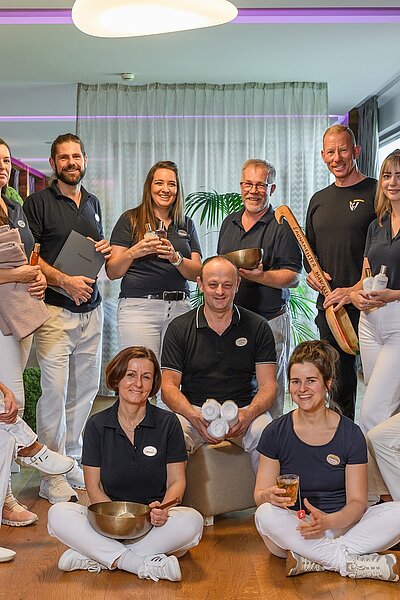 Entspannt, vereint und immer bereit, unseren Gästen den Stress zu nehmen. #SpaTeam #WellnessProfis #teamwinzers #gastro #teamwork