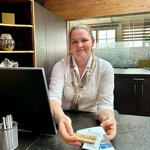 Unsere Alex – seit über 10 Jahren Teil unseres Teams und ab sofort auch ganz offiziell: stellvertretende Rezeptionsleitung!