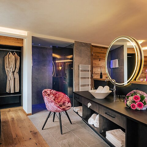 60 m² nur für euch zwei. Ein großer Whirlpool für sprudelnde Momente. Und ganz viel Platz, um runterzukommen, durchzuatmen, nah zu sein.