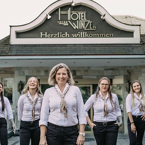 Diese Woche... ... unser fleißiges Rezeptionsteam! Stets mit einem Lächeln auf den Lippen kümmern sich Barbara und ihr Team von der Buchung bis hin zum Check Out um unsere Gäste, damit diese einen...