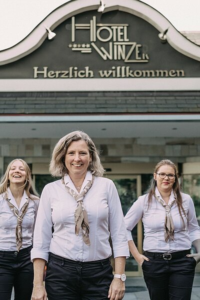 Diese Woche... ... unser fleißiges Rezeptionsteam! Stets mit einem Lächeln auf den Lippen kümmern sich Barbara und ihr Team von der Buchung bis hin zum Check Out um unsere Gäste, damit diese einen...