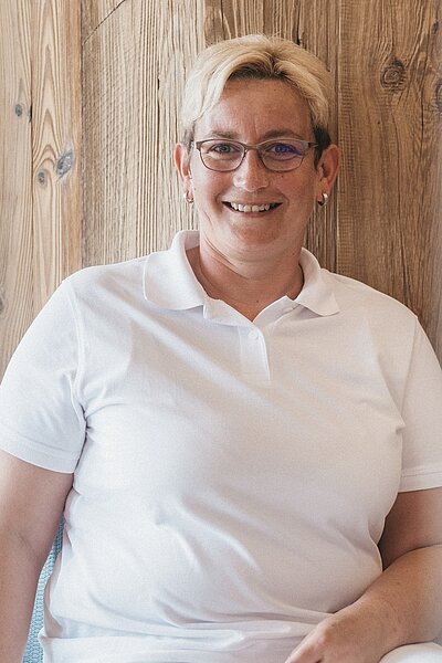 Heute stellen wir euch unsere liebe Christiane vor! Christiane leitet unser Housekeeping-Team und sorgt dafür, dass jedes Zimmer für unsere Gäste blitzblank und einladend ist.