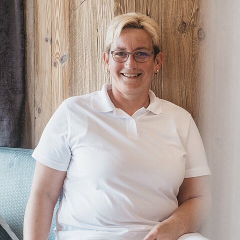 Heute stellen wir euch unsere liebe Christiane vor! Christiane leitet unser Housekeeping-Team und sorgt dafür, dass jedes Zimmer für unsere Gäste blitzblank und einladend ist.