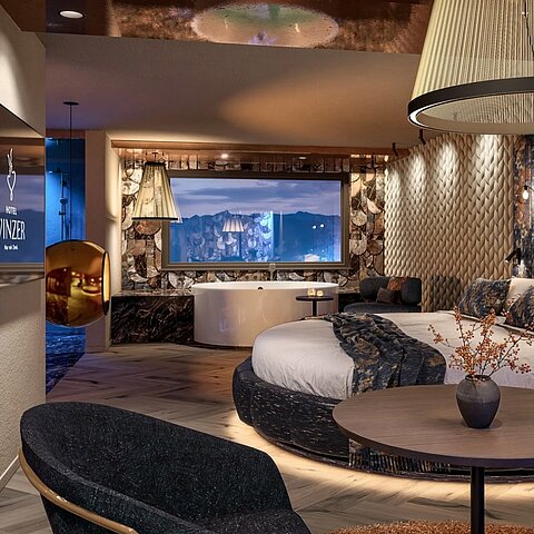Tadaaa Dürfen wir vorstellen: Private Cinema Suite. 80 m² Suite mit Rundbett, Whirlpool im Zimmer und Kamin. Dazu ein privates Kino – nur für euch zwei. Auf der 70 m² Terrasse: