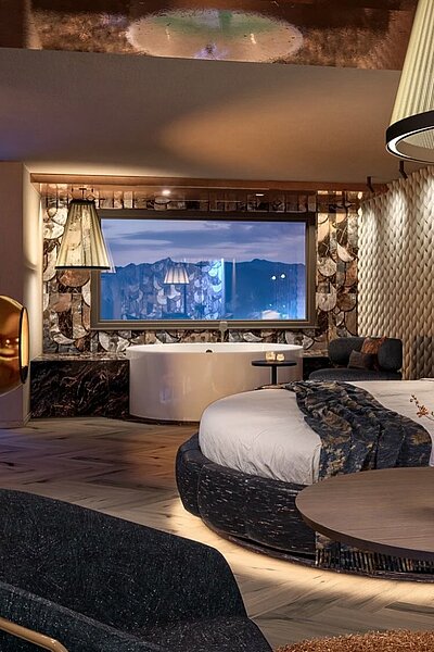Tadaaa Dürfen wir vorstellen: Private Cinema Suite. 80 m² Suite mit Rundbett, Whirlpool im Zimmer und Kamin. Dazu ein privates Kino – nur für euch zwei. Auf der 70 m² Terrasse: