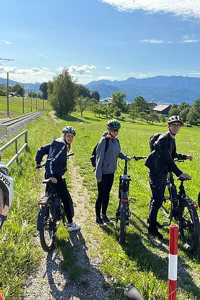 Die Schönheit der Attersee-Region auf zwei Rädern erkunden Unsere Lehrlinge, unter Führung unserer Rezeptionsleiterin Barbara, durften vorherige Woche als 1.Teil ihres Workshops unsere Region näher...
