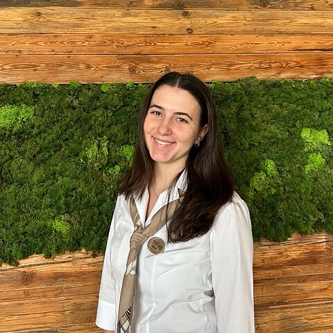 Herzlich willkommen im Team! Unsere Rezeption hat doppelt Verstärkung bekommen – wir freuen uns, zwei neue Kolleginnen an der Front begrüßen zu dürfen: