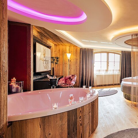 60 m² nur für euch zwei. Ein großer Whirlpool für sprudelnde Momente. Und ganz viel Platz, um runterzukommen, durchzuatmen, nah zu sein.