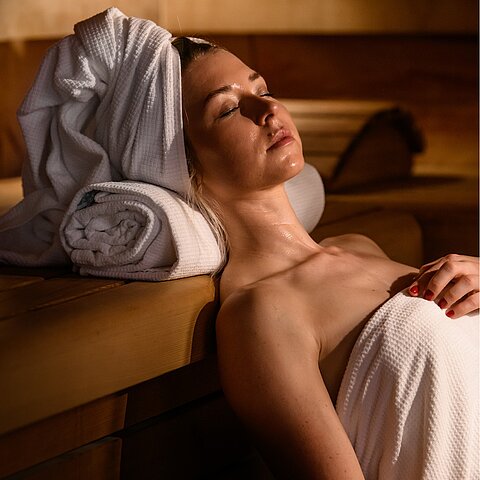 Einfach mal dem Vorweihnachtsstress entfliehen. Im Zirbenwohnzimmer ankommen. Durchatmen. Entspannen. #hotelwinzer #wellness #zeitzuzweit #couplesgetaway