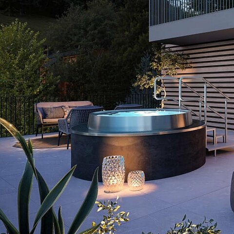 Jetzt haben wir euch einiges über unsere neuen Suiten erzählt – jetzt zeigen wir euch die mega tolle Terrasse der Private Cinema Suite 72 m² nur für euch. Mit Whirlpool. Mit Sauna.