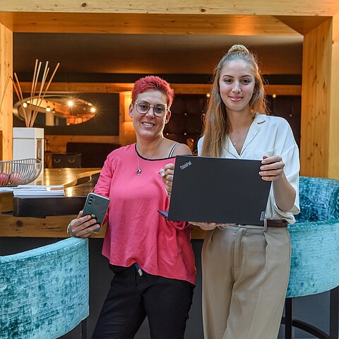 Wer arbeiten kann, kann auch lachen! Sylvia und Magdalena geben immer 100 % – aber natürlich nicht ohne ein bisschen Spaß dabei! P.S.: