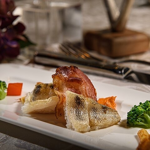 Unser Küchenchef Robert – eine Seltenheit vor der Kamera! Doch in der Küche ist er in seinem Element und sorgt täglich dafür, dass alles rund läuft und köstliche Speisen auf die Teller kommen. ‍ ...