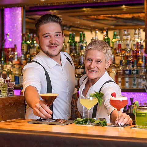 Peter & Andrea – Das Dreamteam hinter unserer Bar! Sie sorgen für gute Laune, großartige Drinks und unvergessliche Abende. #teamwinzers #MarksNYBar #DreamTeam #gastro #barlife #barkeeperlife