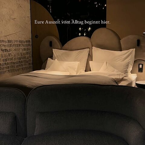 Der wahre Luxus bei uns: Zeit zu zweit Zeit für gemeinsame Wellnessmomente, wohltuende Sauna Aufgüsse, ruhige Stunden im Spa und ein Candlelight-Dinner, bei dem der Alltag ganz weit weg sein darf.