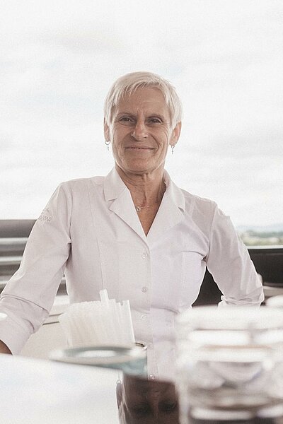 Wir stellen vor… Unsere Andrea innovative & kreative Seele, die seit 17 Jahren das gesamte Winzer Team mit Lebensfreude beschenkt und damit alle rundherum motiviert… In der Mark's New York Bar könnt...